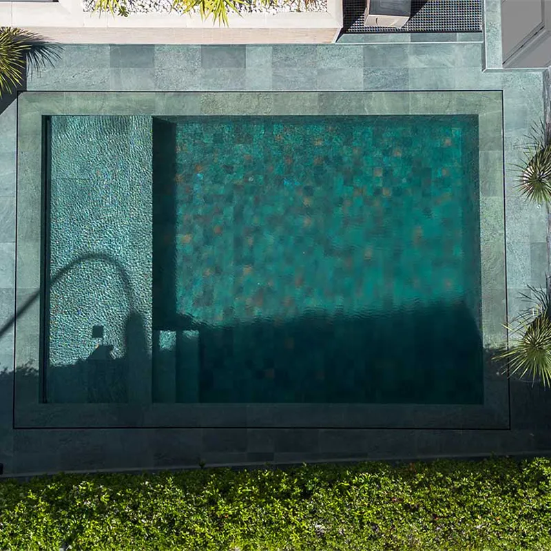 Vista a&eacute;rea de piscinas con porcel&aacute;nico Tropic Turqueta brillo, con reflejos azul turquesa y acabado brillante