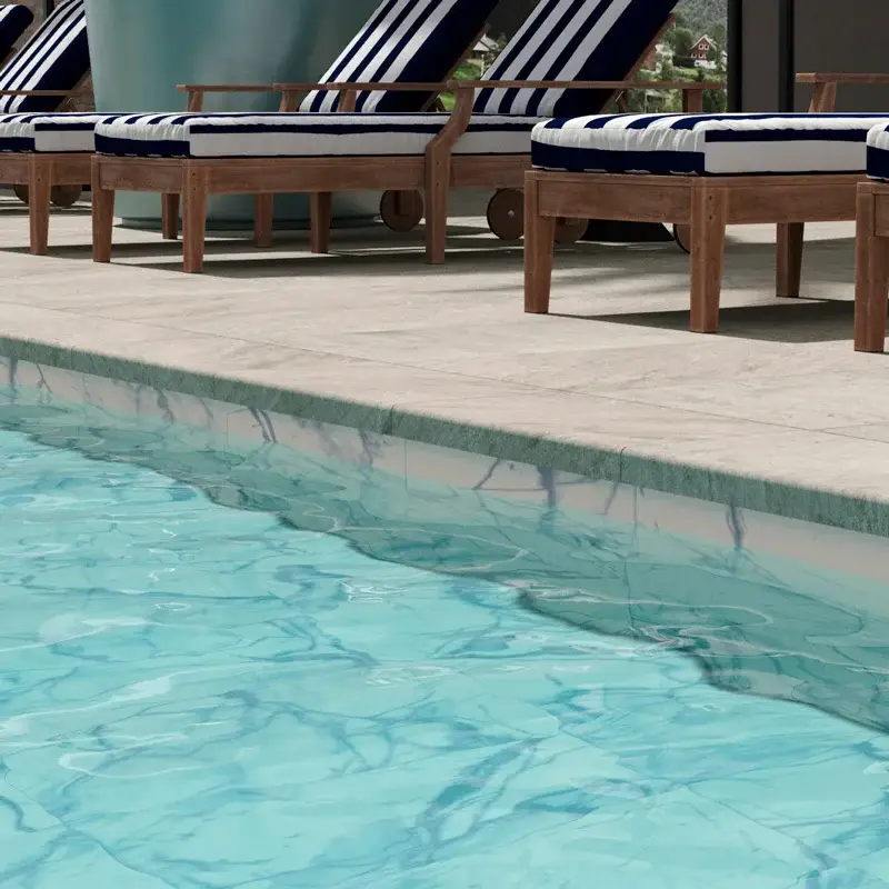 Color del agua en piscinas de porcel&aacute;nico junto a tumbonas de exterior en una terraza soleada