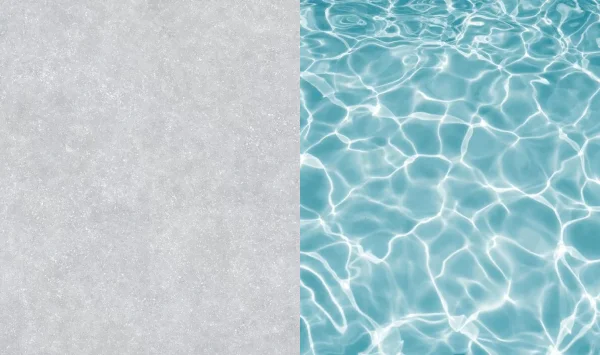 Efecto del color del agua con gres porcel&aacute;nico, muestra de acabado junto al agua en movimiento